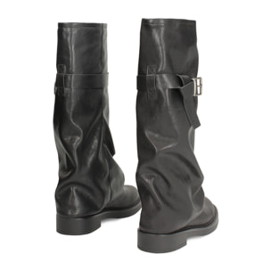 Biker nero con gambale sceso