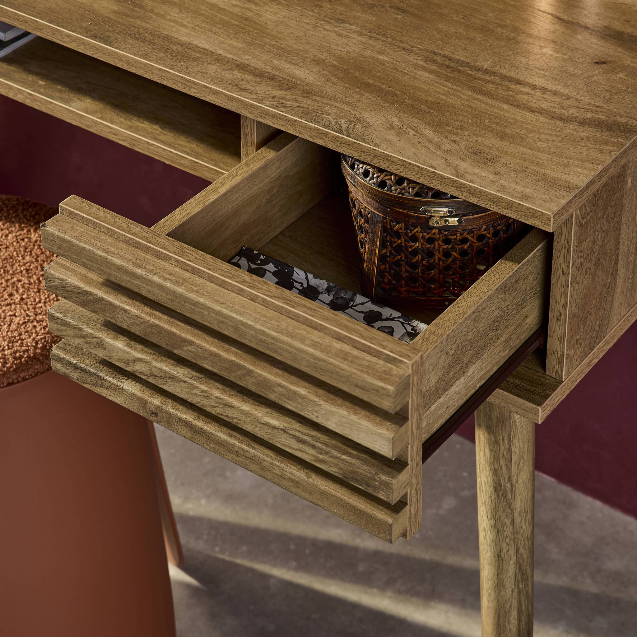 Bureau effet bois 2 tiroirs MADERE naturel. 1 casier. façade rainurées. 120 x 55 x 76.5 cm