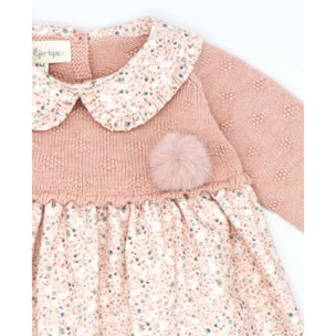 Vestido rosa y estampado con pompón