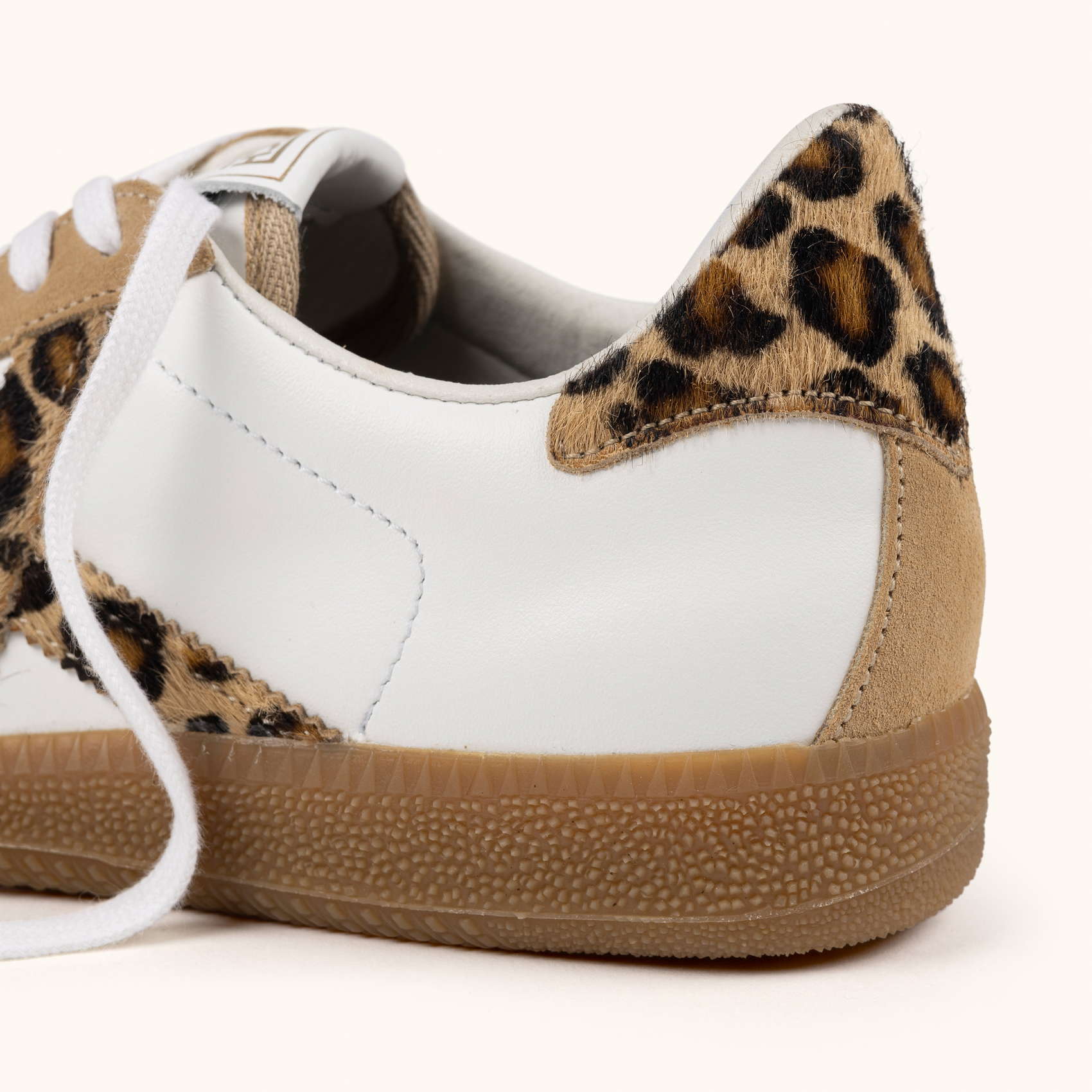Zapatilla casual blanca con detalles en animal print y serraje arena MUNICH BARRU 227