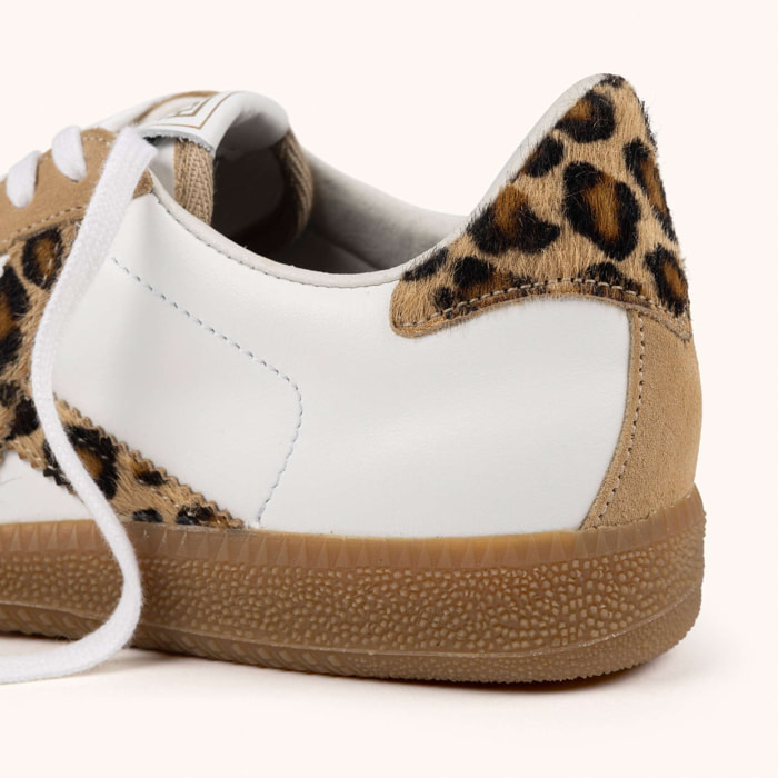Zapatilla casual blanca con detalles en animal print y serraje arena MUNICH BARRU 227