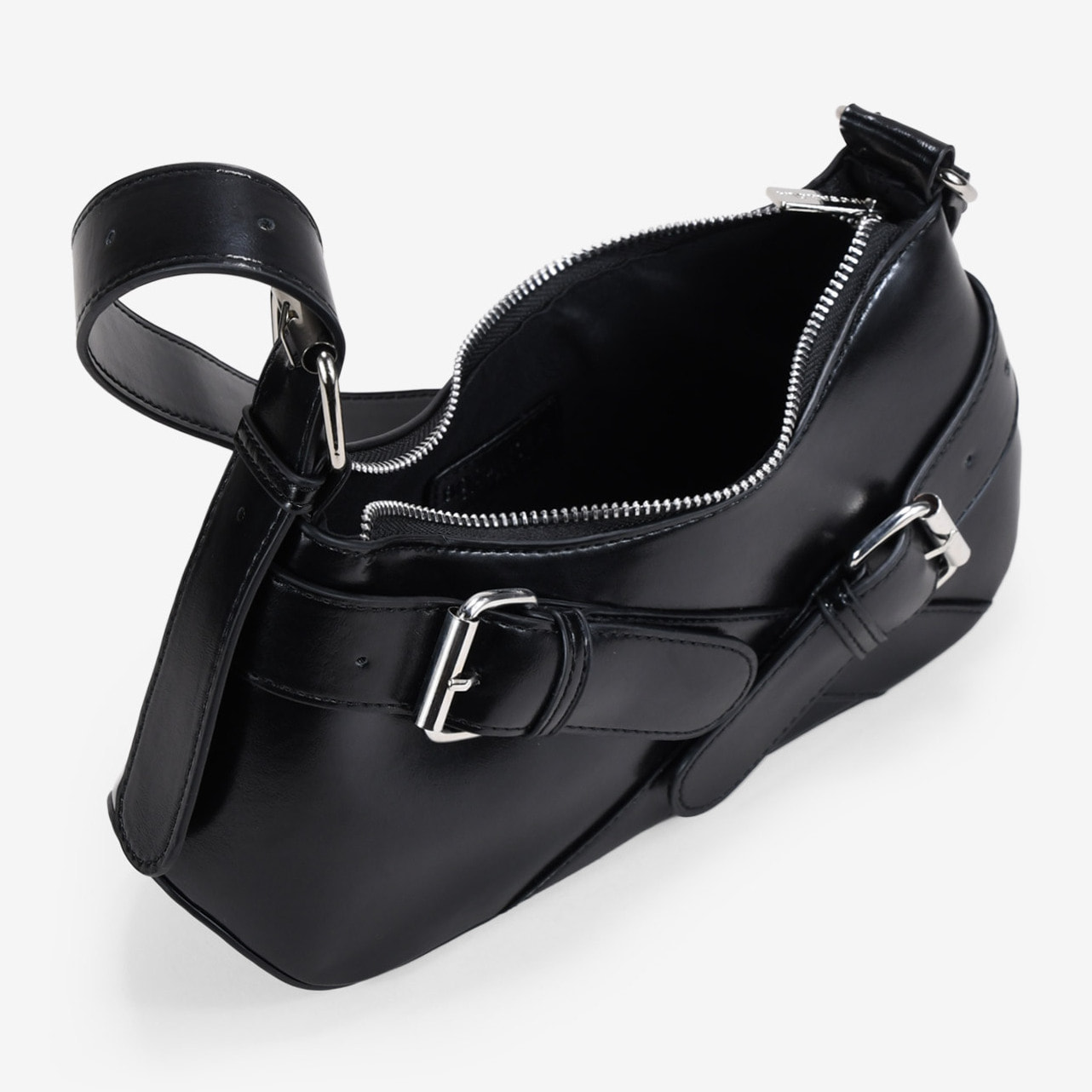 Bolso de hombro negro con cinturones