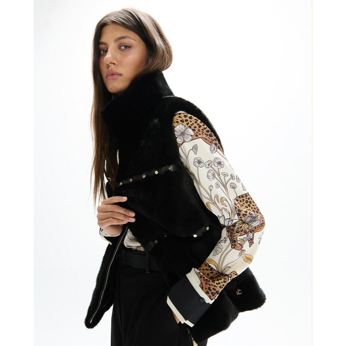 Gilet con dettagli metallici