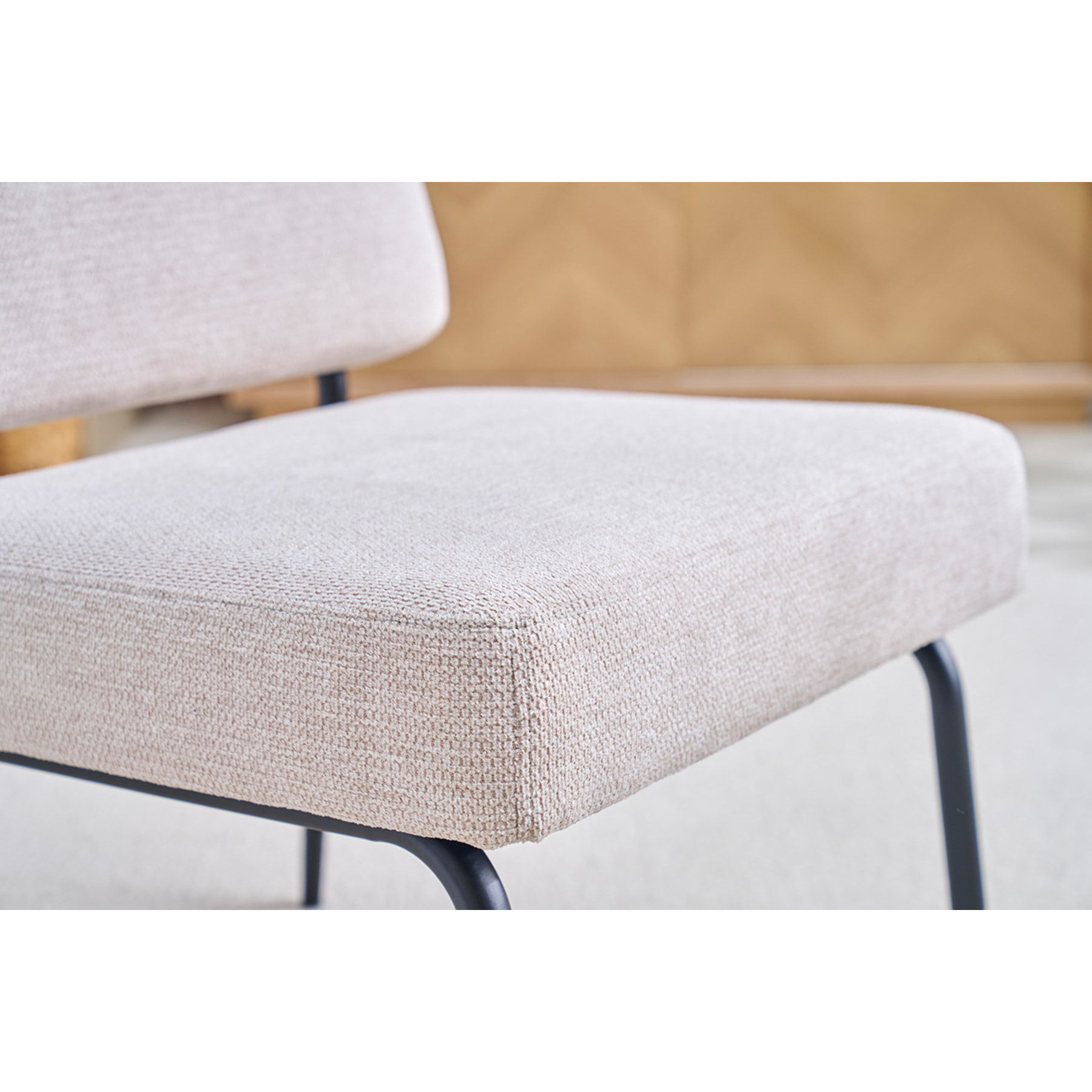 Fauteuil en tissu chenille beige et métal noir VEDANA