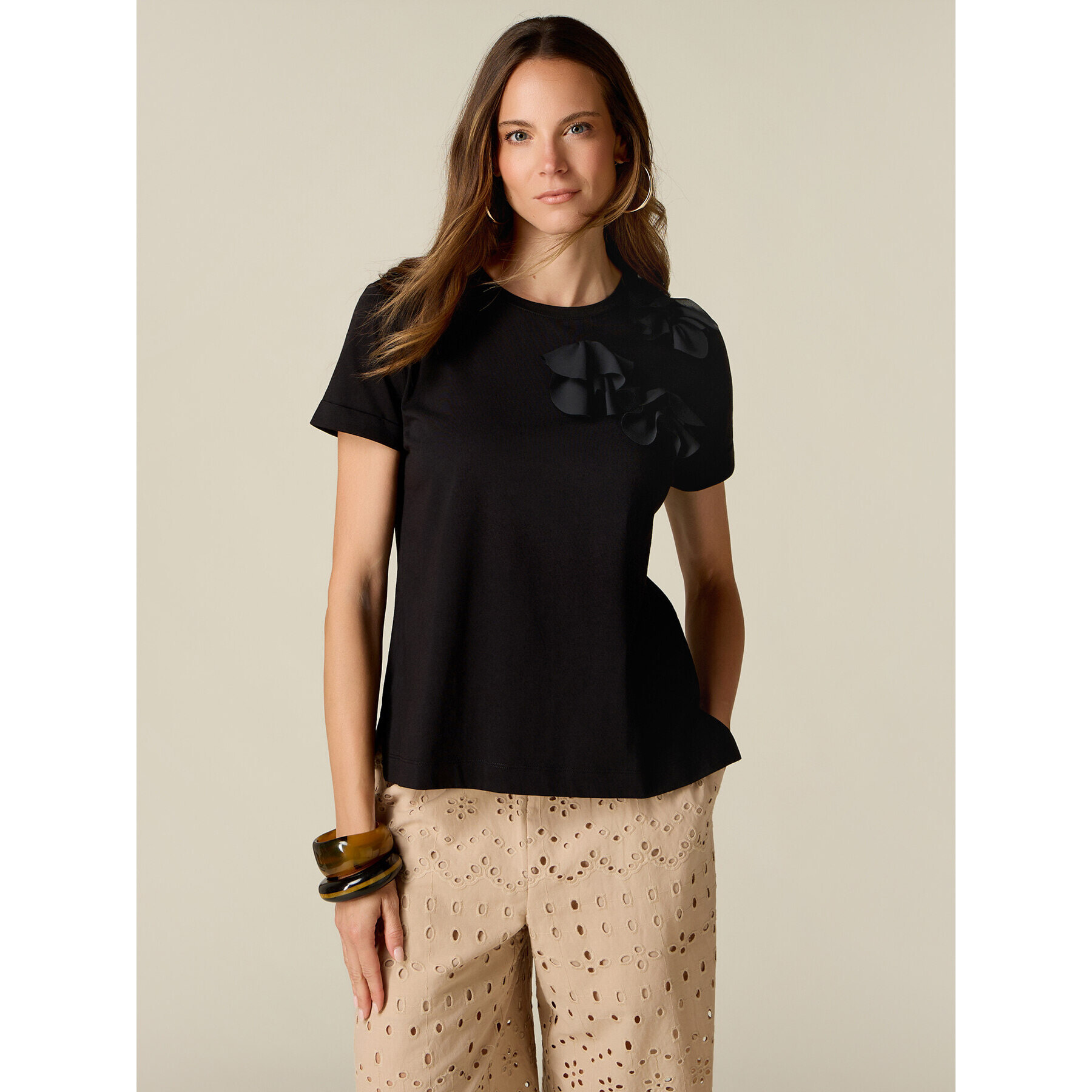 Oltre - T-shirt in cotone con applicazione floreale - Nero