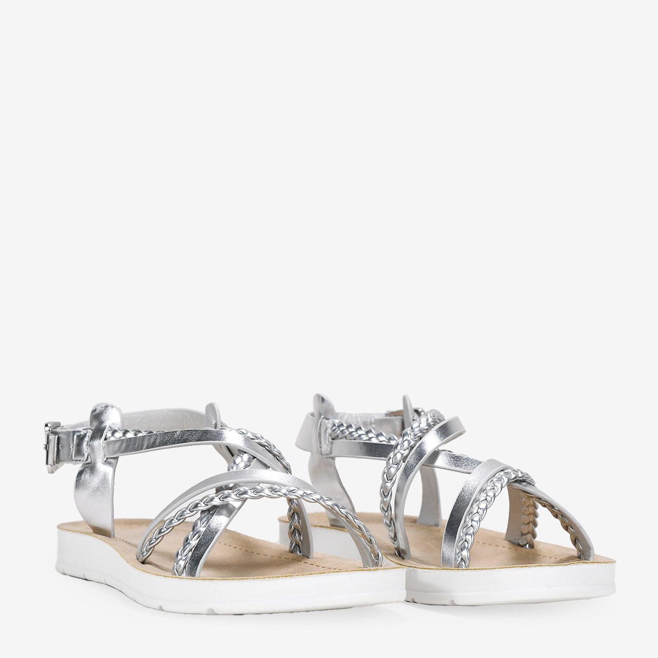 Sandalias planas plateadas con hebilla