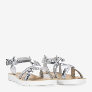 Sandalias planas plateadas con hebilla
