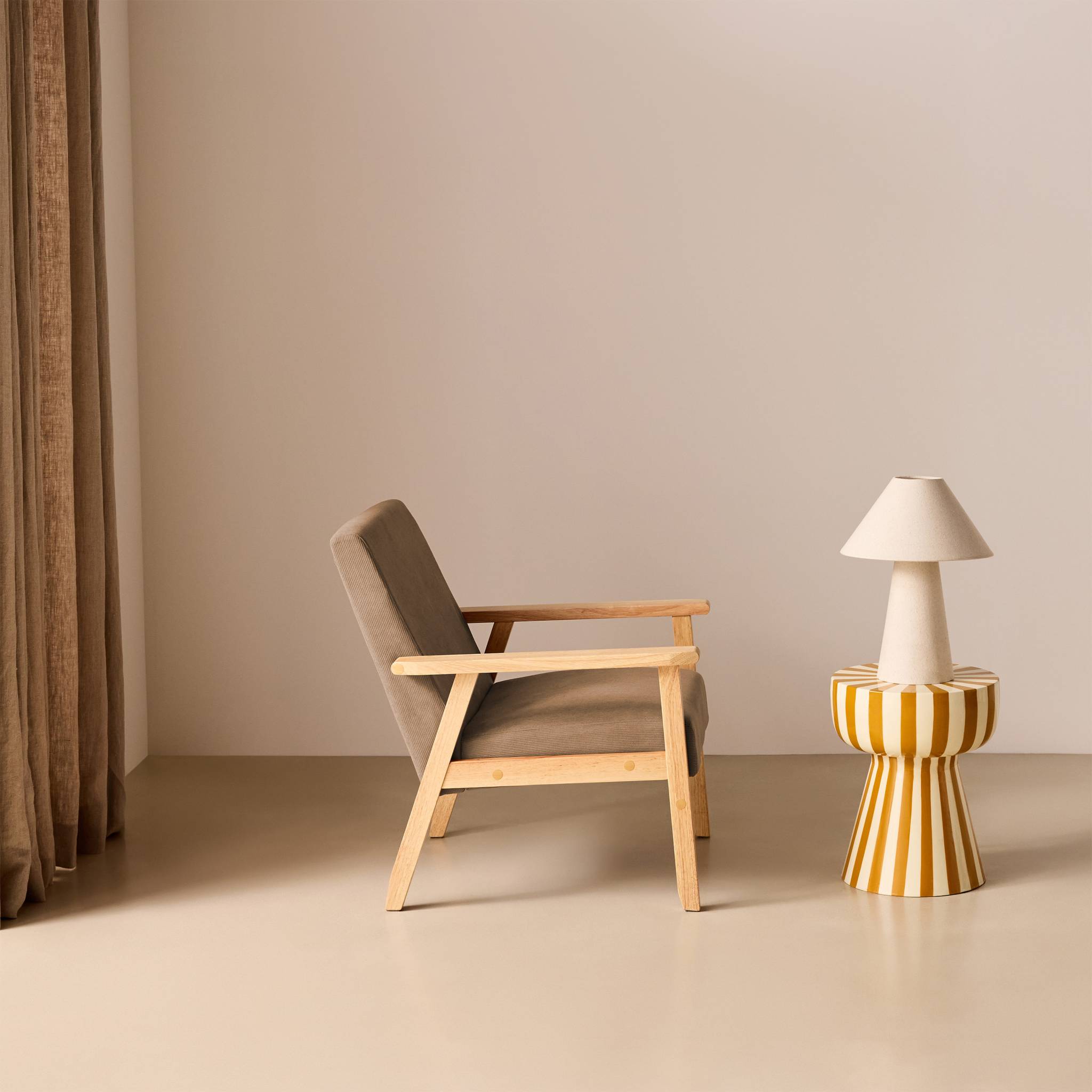 Fauteuil scandinave bois de peuplier, d'hévéa et velours côtelé ISAK