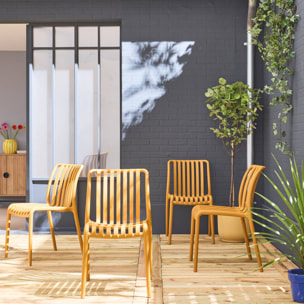 Lot de 4 chaises de jardin en plastique moutarde. empilables. déjà montées
