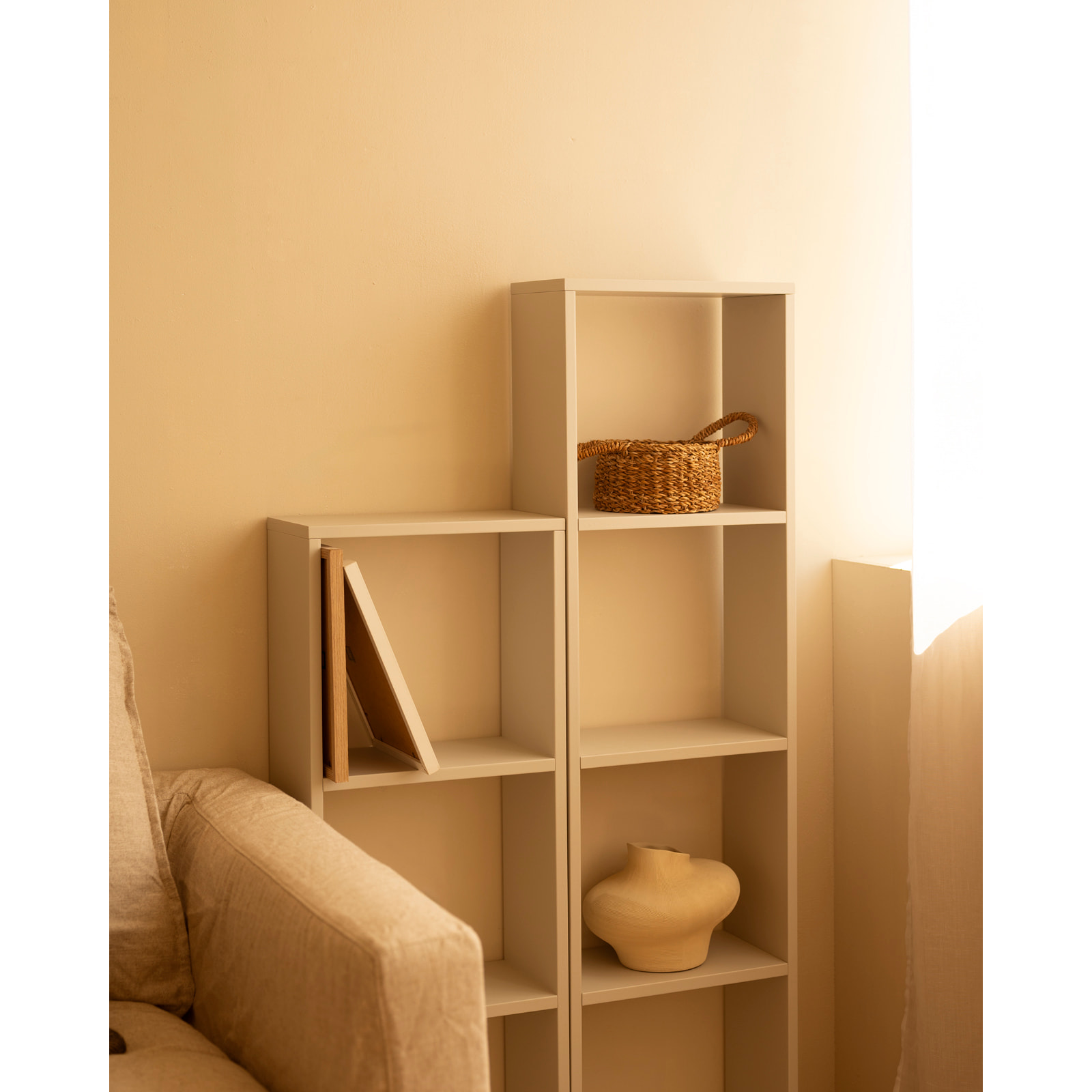 Estanteria de madera lacada en tono beige con 3 estantes Alto: 146 Largo: 40 Ancho: 20