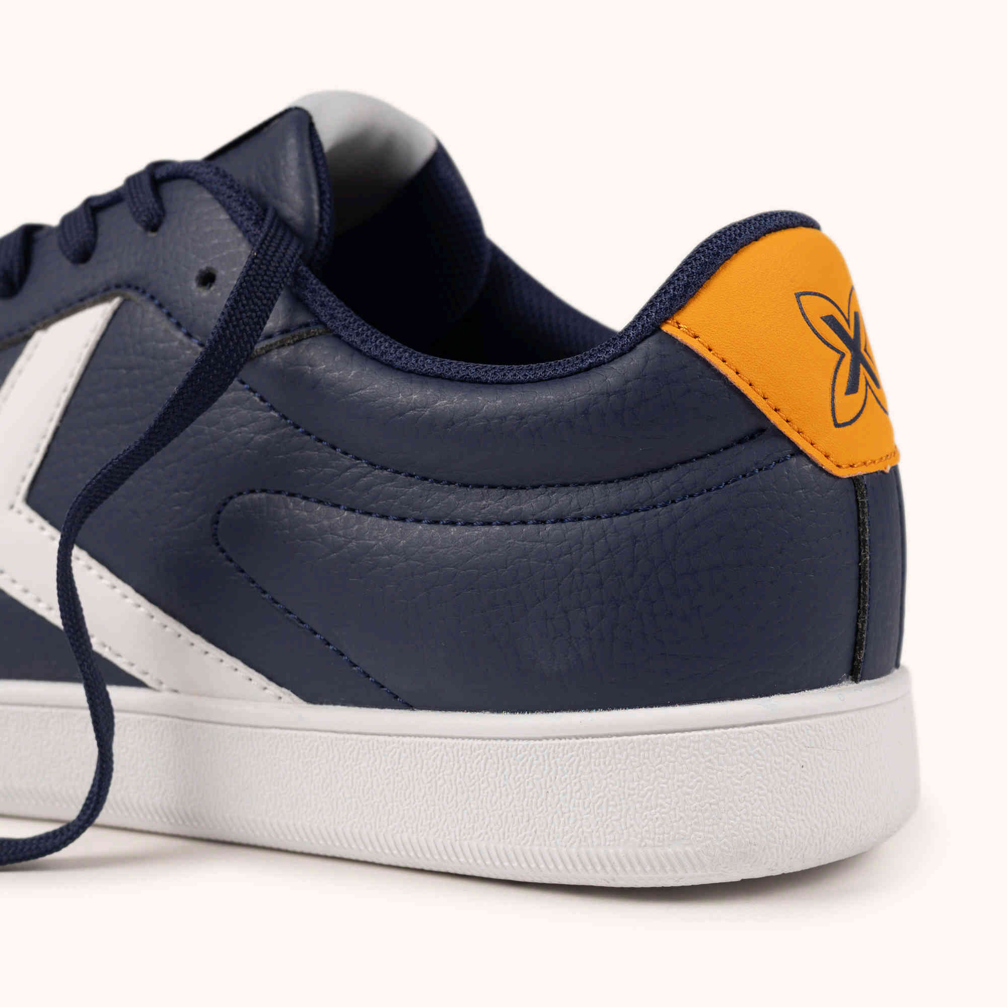 Zapatilla Minimalista Urbana en Piel Azul Marino con Detalle Mostaza MUNICH OPEN 03