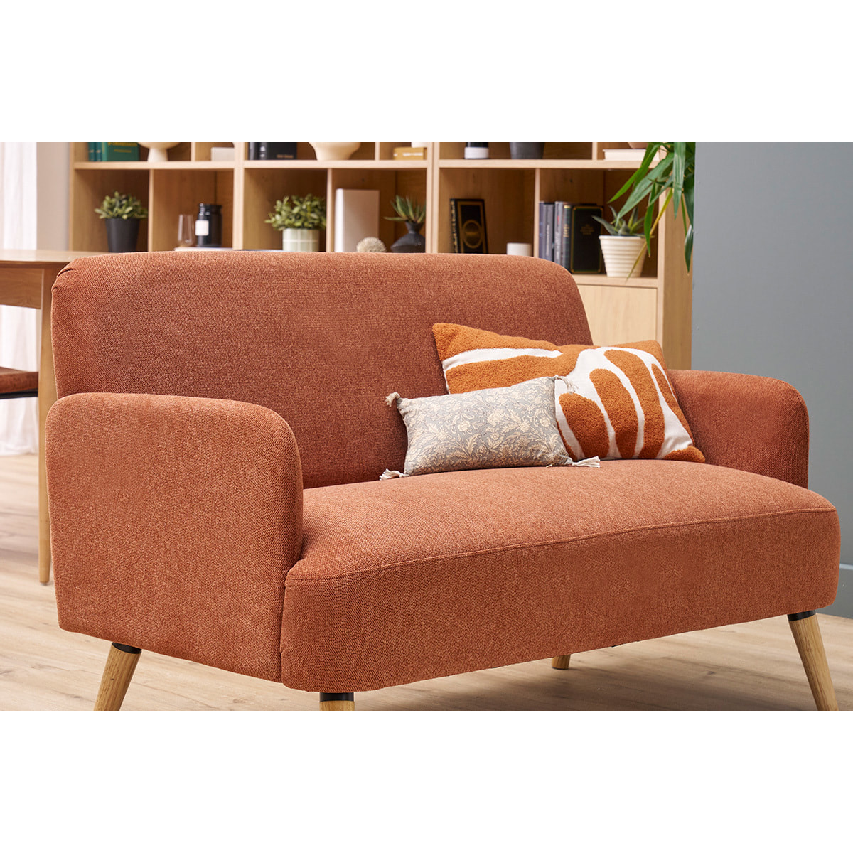 Canapé scandinave 2 places en tissu effet velours texturé terre brûlée et bois clair ISKO