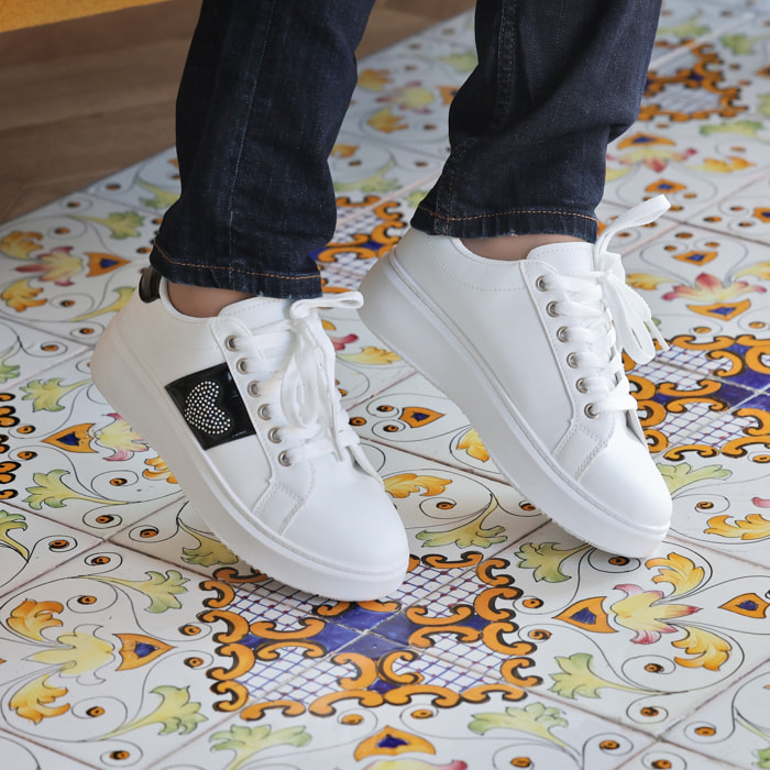 Sneakers in simil pelle con dettaglio strass