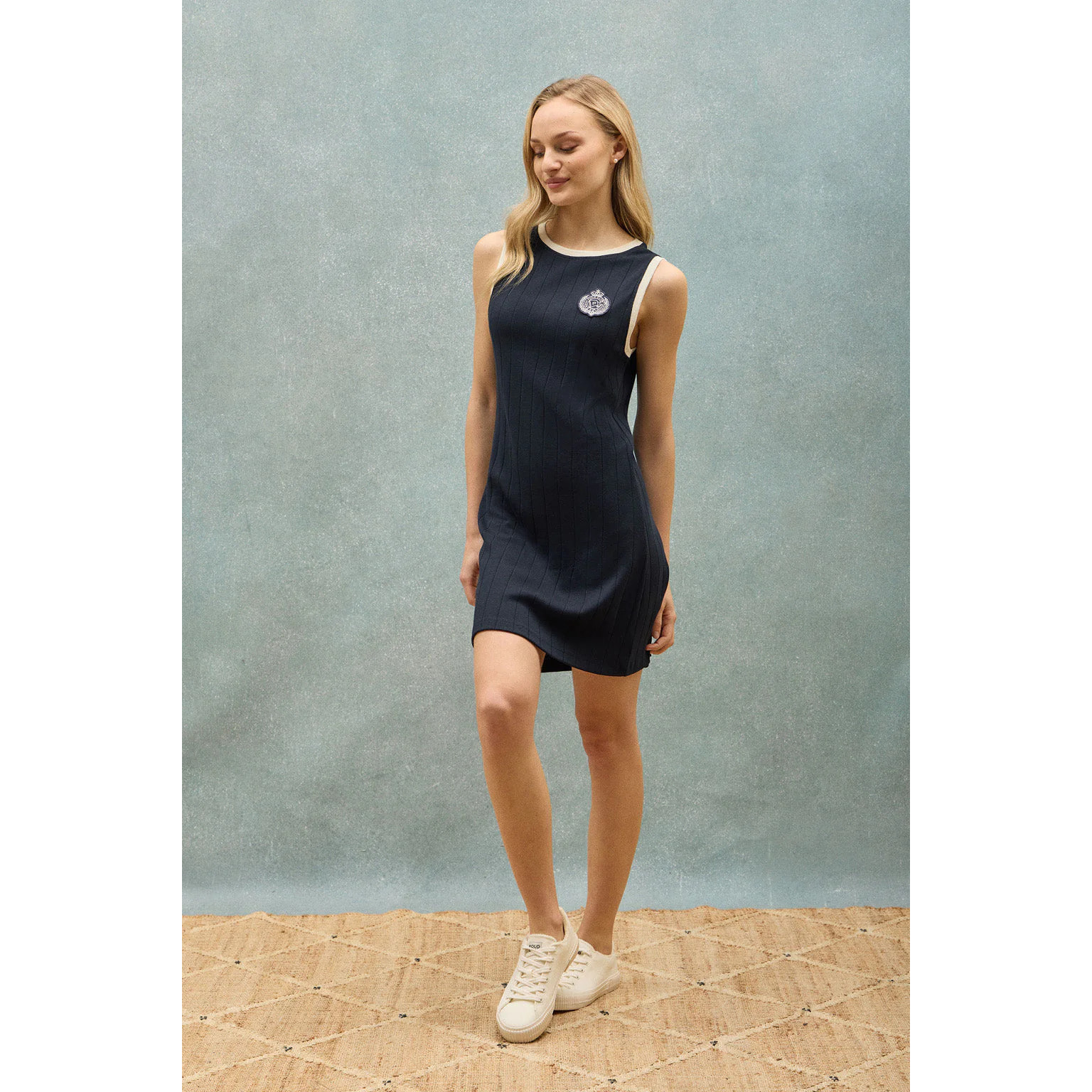 Vestito blu marino a coste con toppa nautica