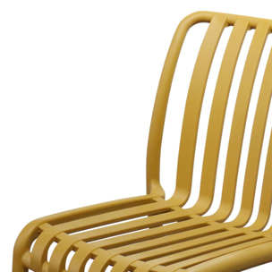 Lot de 4 chaises de jardin en plastique moutarde. empilables. déjà montées