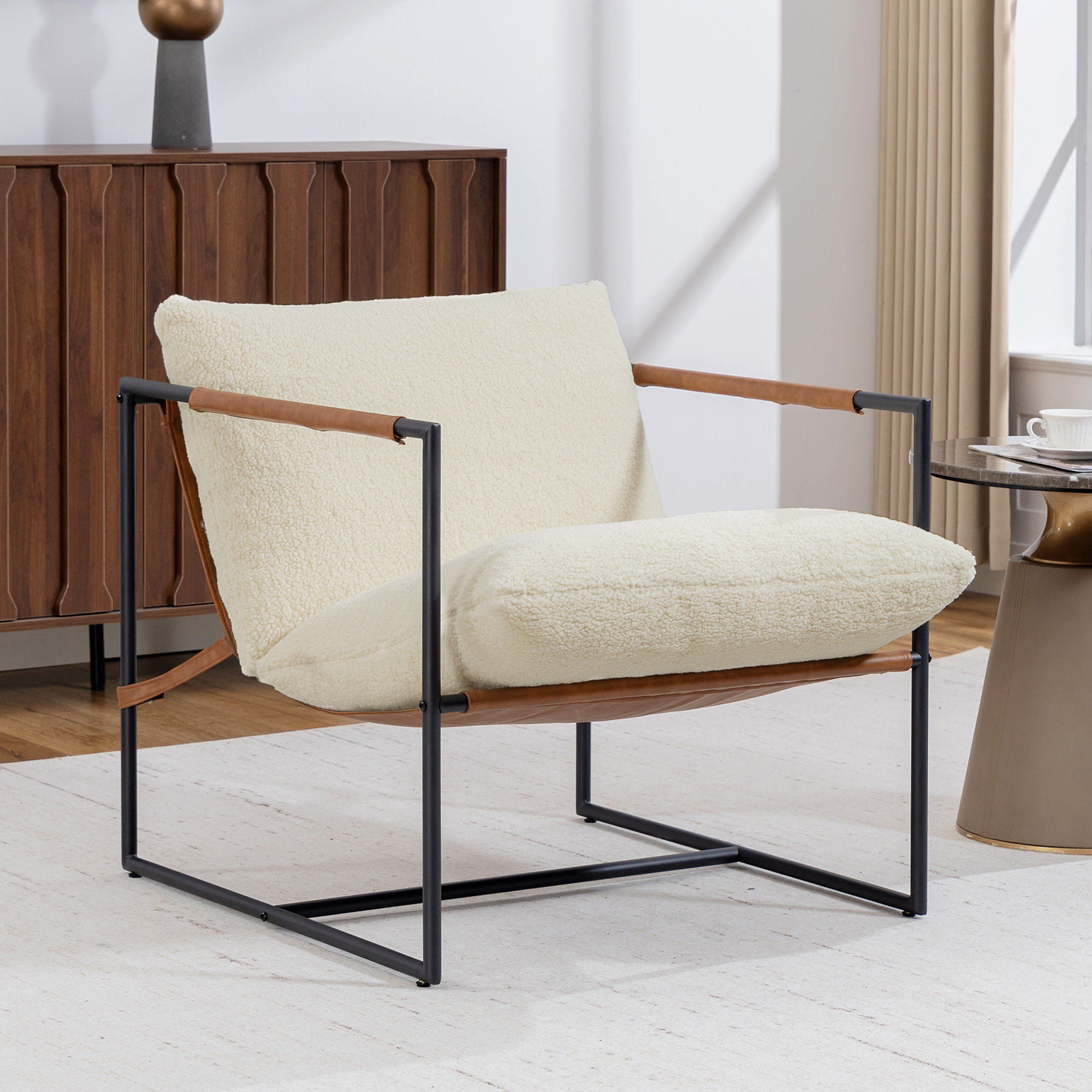 Fauteuil lounge design assise suspendue PU camel acier noir bouclette blanc cassé