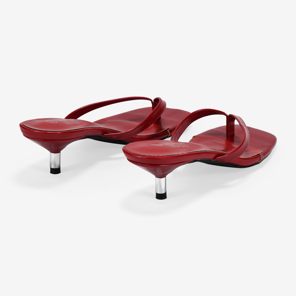 Sandalias de tacón rojas con tira de dedo