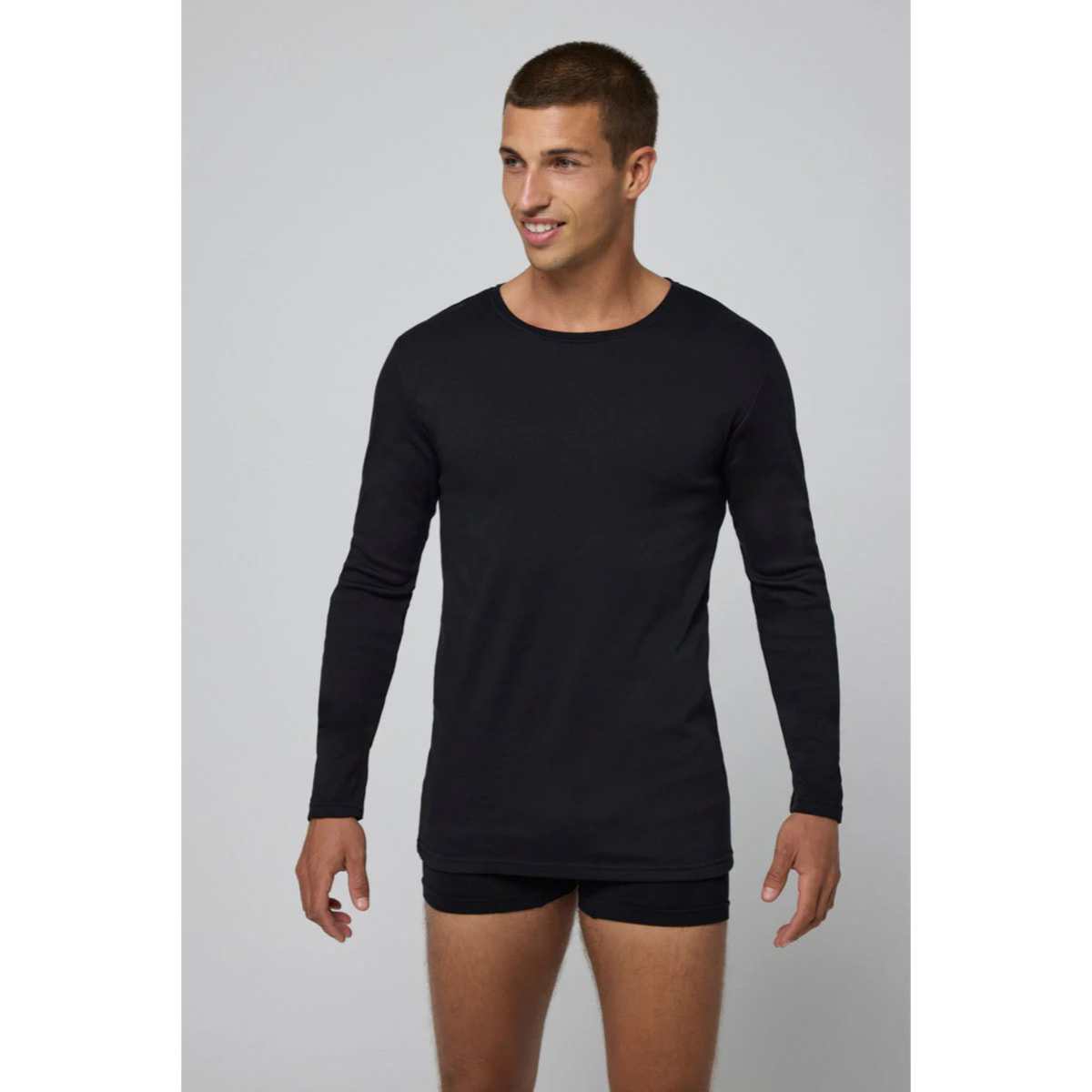 Maglietta calda nera a maniche lunghe in cotone