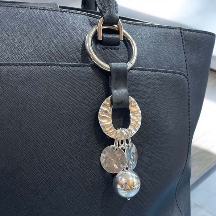 Cuelgabolso_llavero cuero y bola en plata chapado