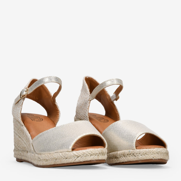 Sandalias doradas con cuña de esparto