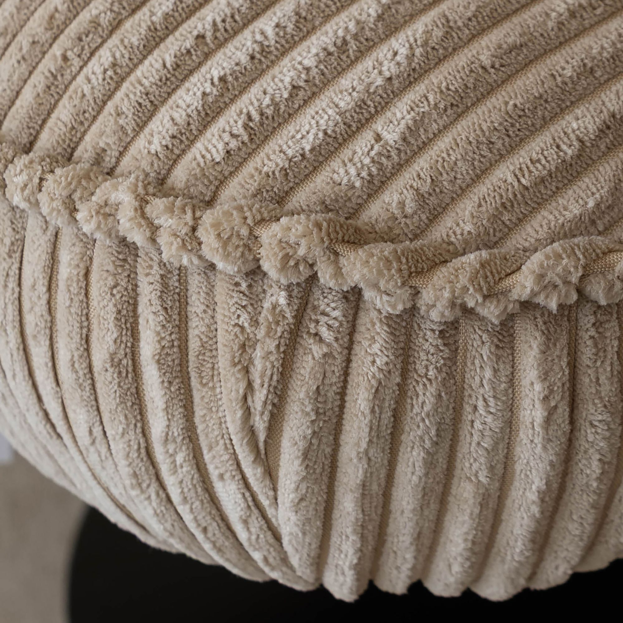 Fauteuil pivotant en velours beige et pied en métal noir FUNKY