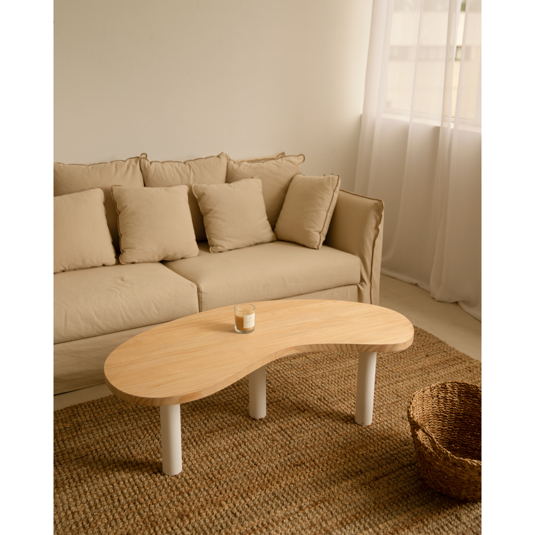 Mesa de centro de madera maciza formas orgánicas sobre en tono roble medio y patas tono blanco de varias medidas