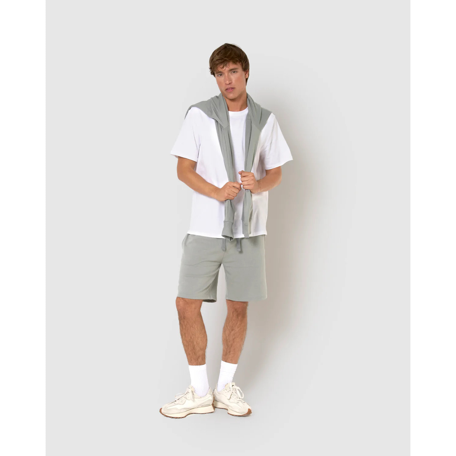 Pantalón corto básico deportivo liso gris