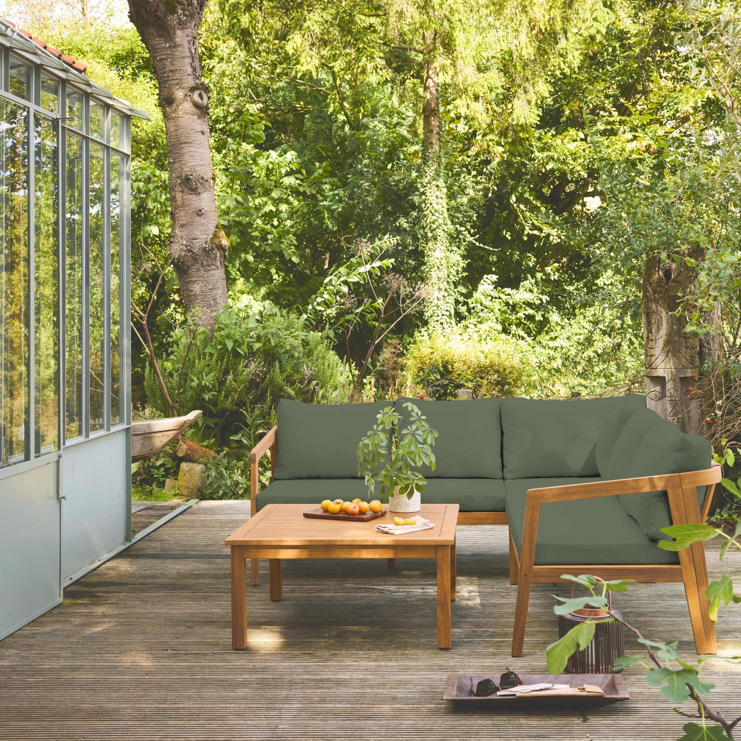 Salon de jardin d'angle kaki en acacia 5 places LOBERIA CORNER. table carrée