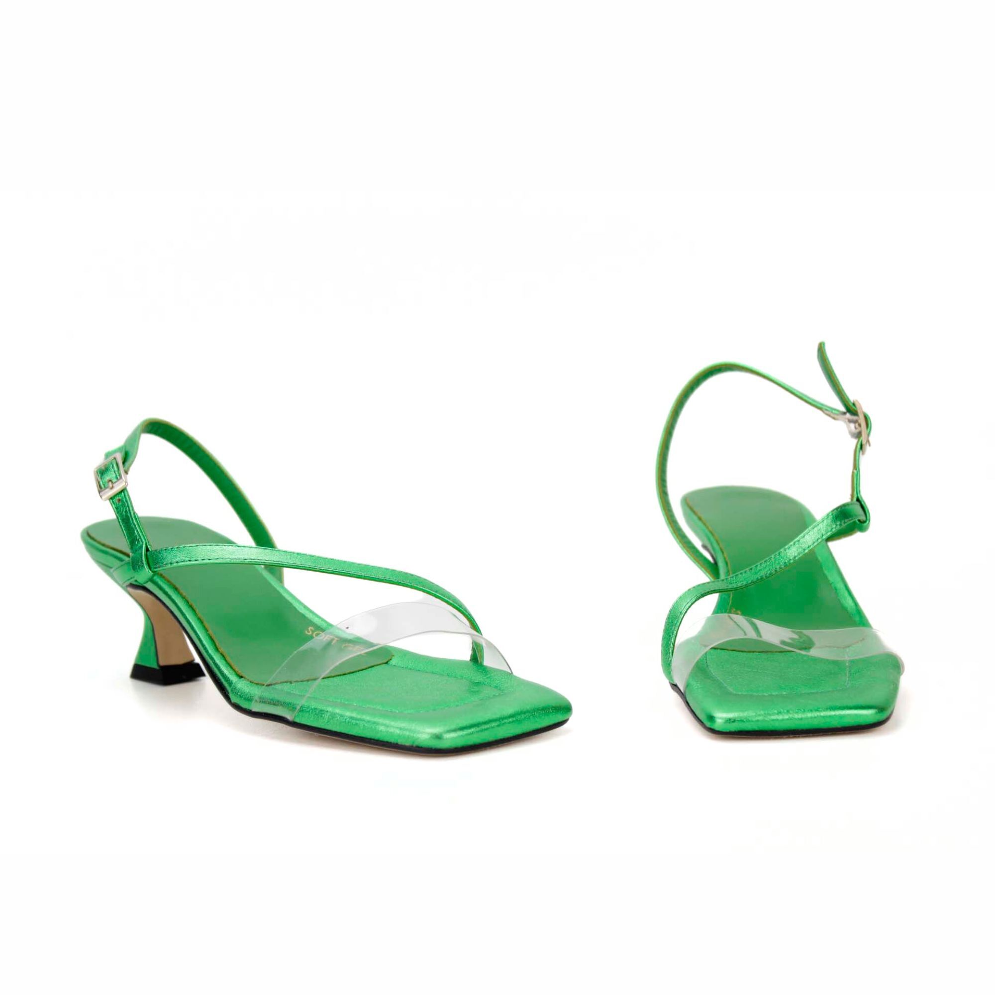 Sandalia de tiras y vinilo. Tacón de 5 cm