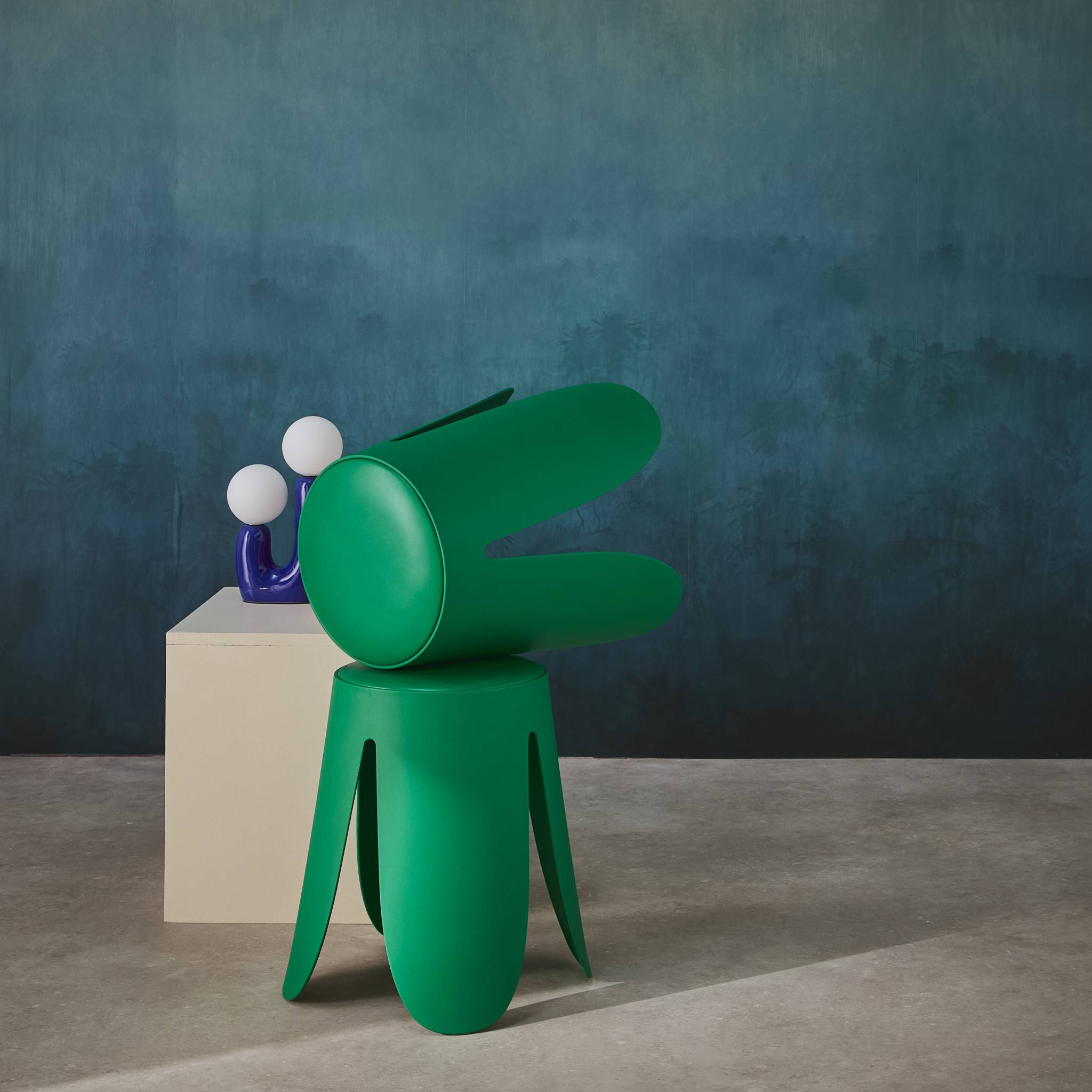 Set de 2 tabourets empilables. simili cuir vert. NIKI. Ø30 / 44 x H46cm