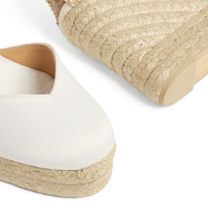 Alpargatas Chiara en satén, cierre mediante lazada y doble plataforma