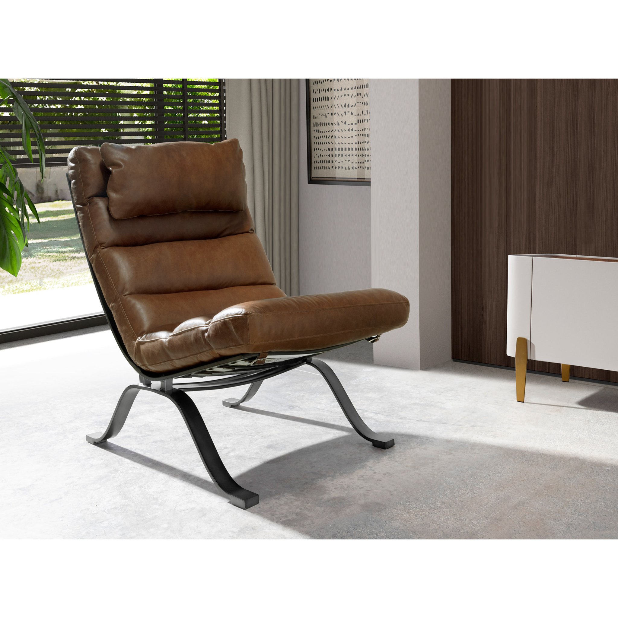 Sillón con asiento y respaldo tapizados en piel de origen vacuno marrón oscuro patas de acero inoxidable lacado efecto metalizado 66x96x90cm