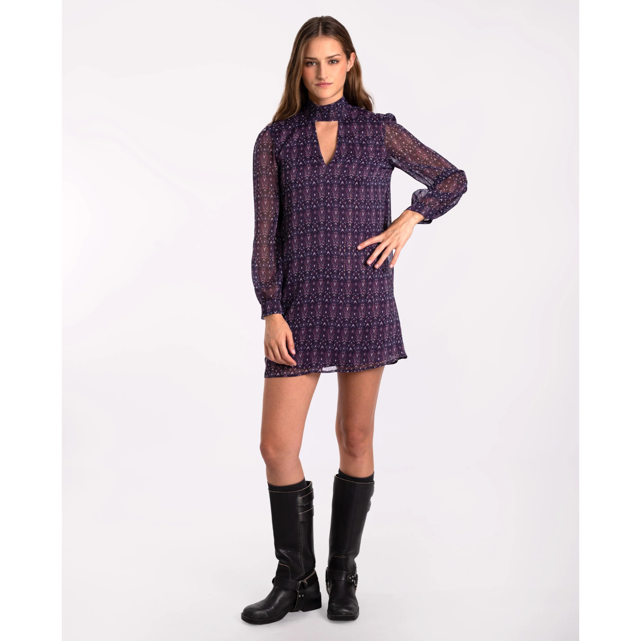 Vestido corto con cuello alto y manga larga