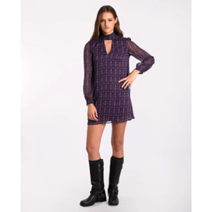 Vestido corto con cuello alto y manga larga