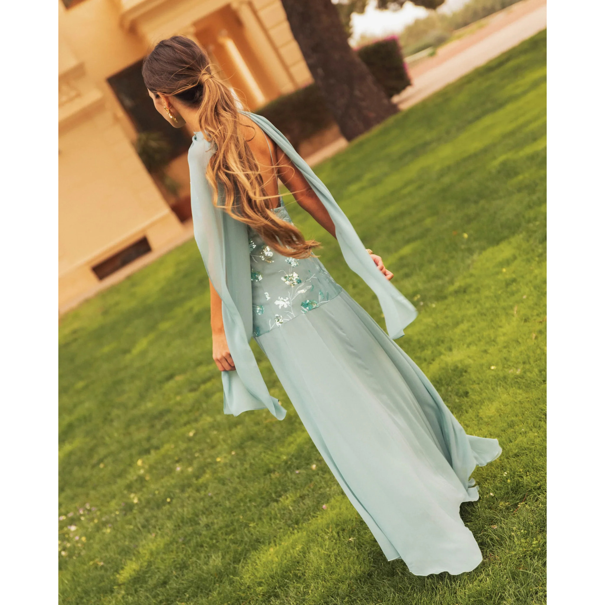 Vestido midi con cuerpo de bordados y gasa