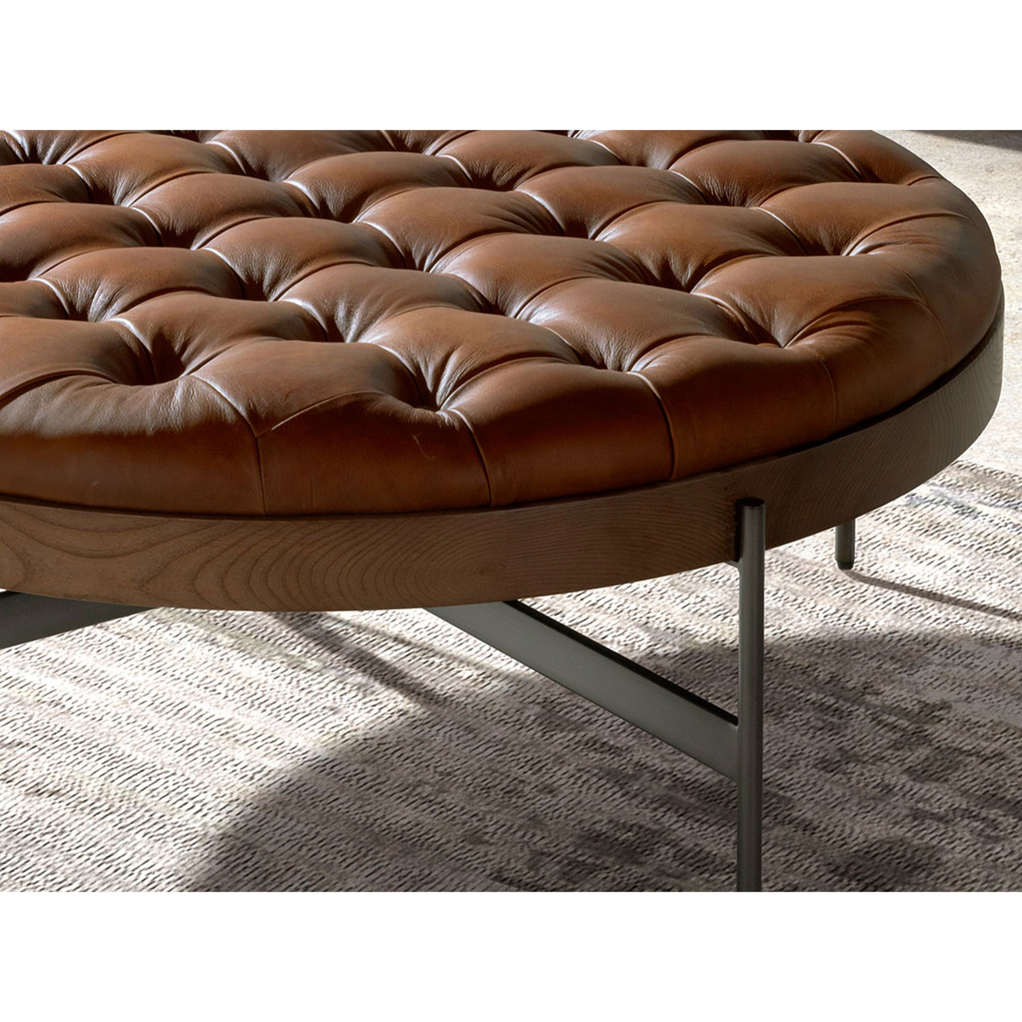 Mesa centro Angel Cerdá redonda en madera chapada en nogal natural y una tapa de piel en marrón oscuro 100x100x40cm