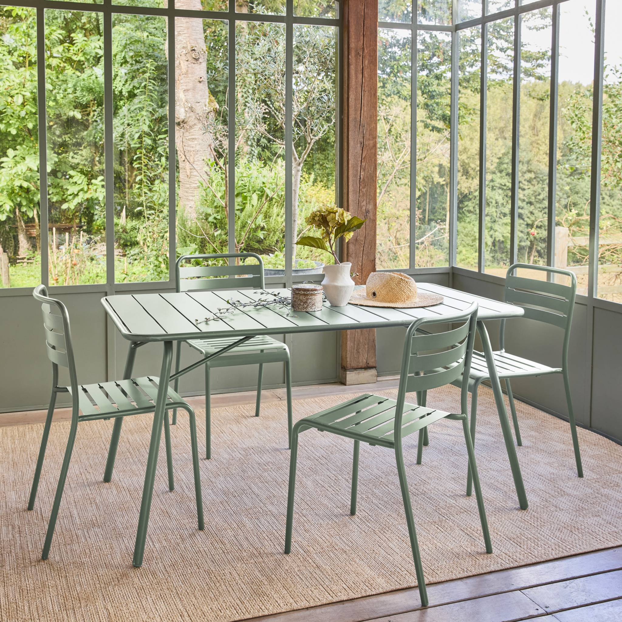 Table de jardin pliante métal 6 places. vert. Amelia. 140x80cm. traitement antirouille. lattes et bords arrondis