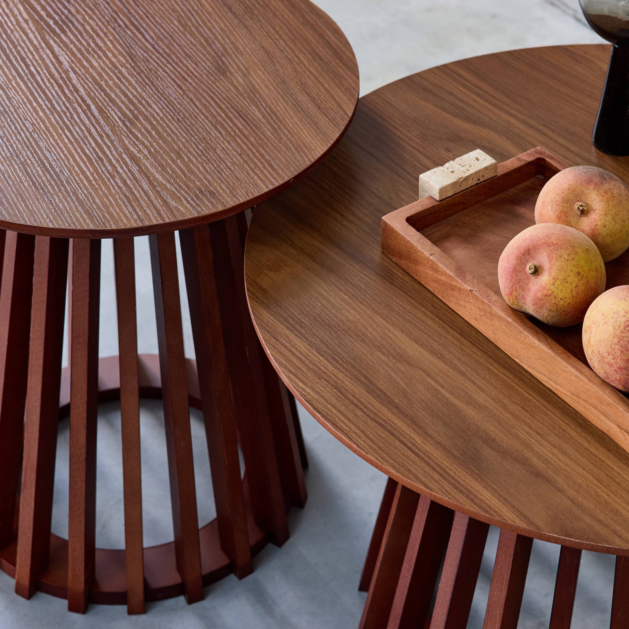 Set de 2 tables basses rondes plateau effet bois noyer et pieds en bois de sapin. Ø40cm et Ø60cm