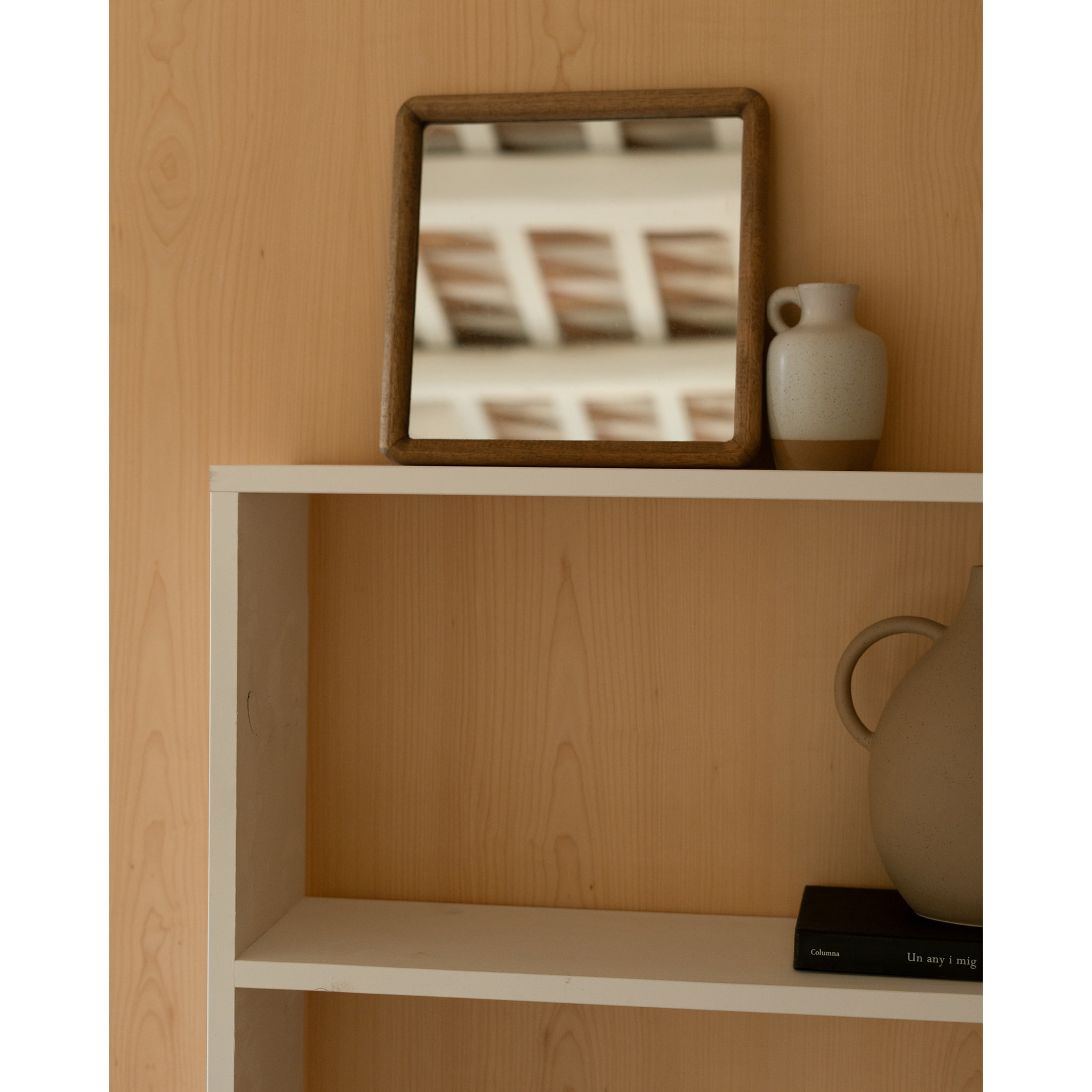 Estantería de madera maciza tono blanco con 3 estantes Alto: 146 Largo: 80 Ancho: 20