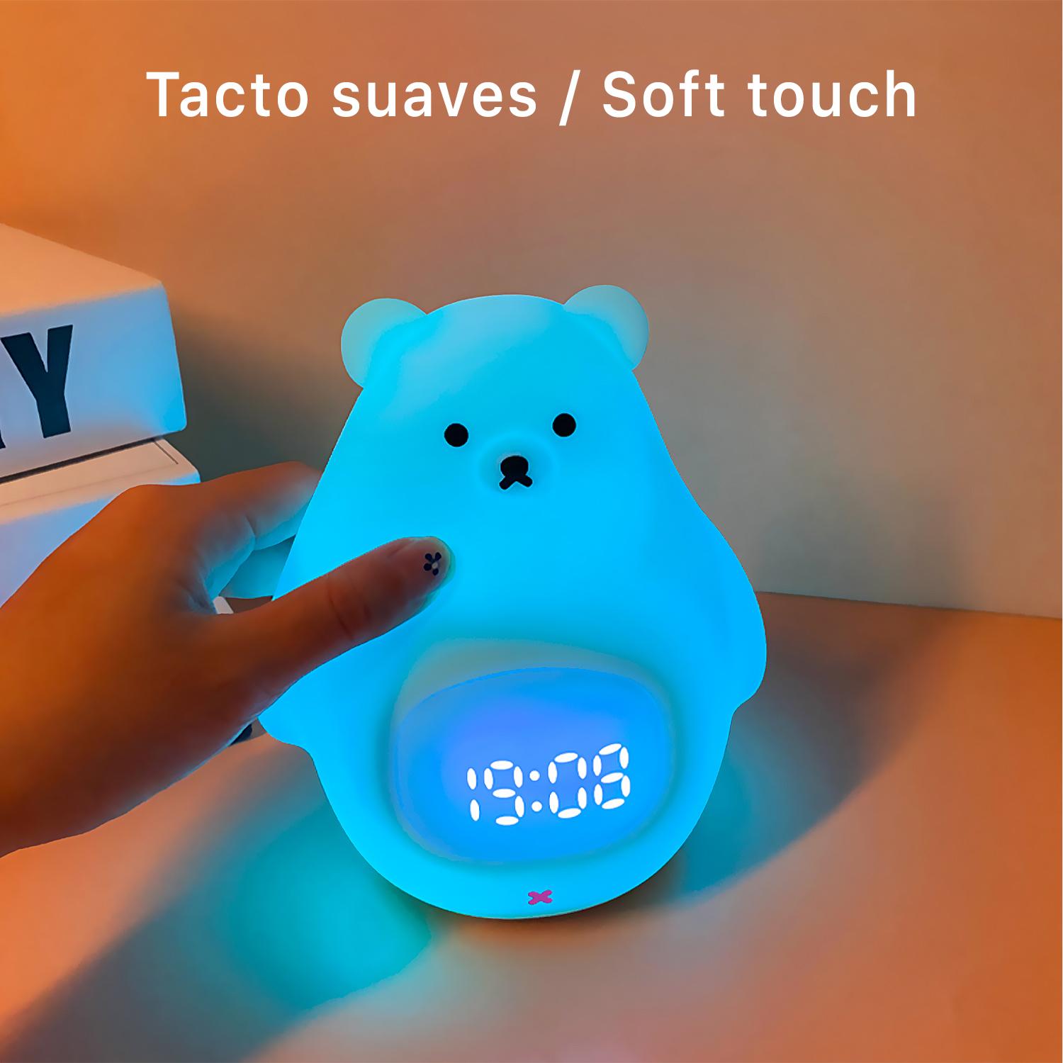 Reloj despertador con luz nocturna infantil. Luz led multicolor RGB, control con mando a distancia. Diseño Oso Polar.