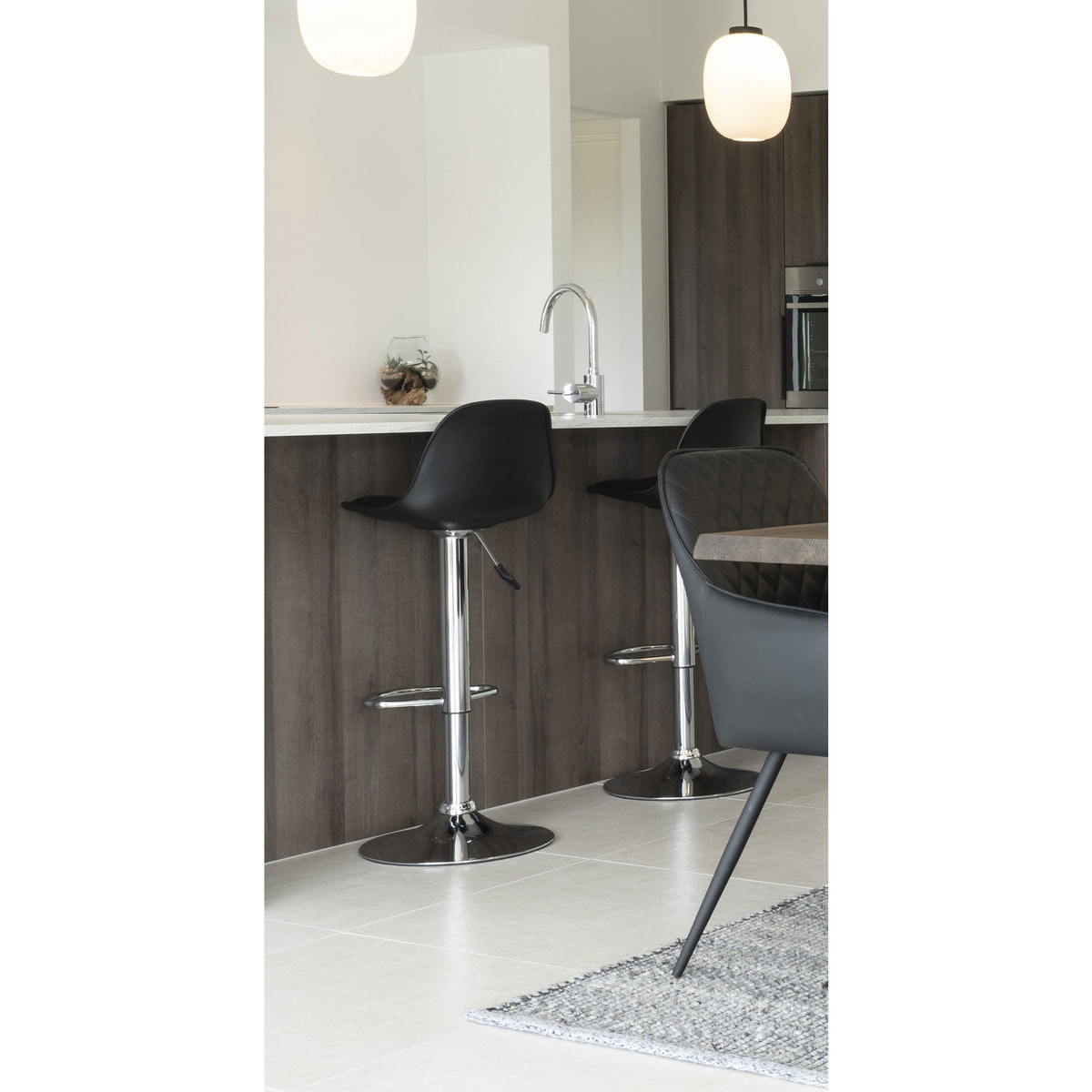 Set 2 sgabelli da bar Trondheim regolabile in ecopelle nera con base cromata