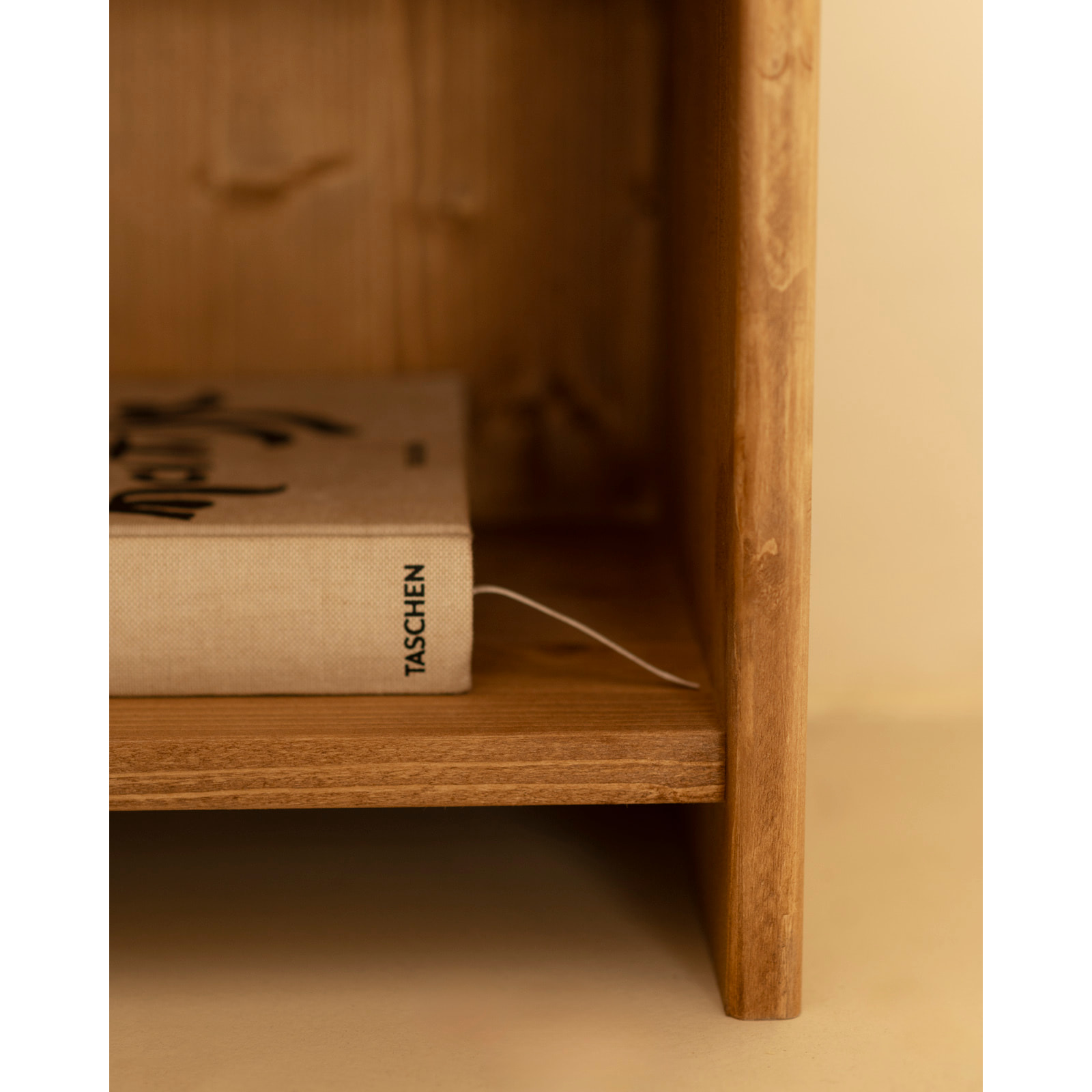 Mesita de noche de madera maciza en tono roble medio de 50x42cm Alto: 50 Largo: 42 Ancho: 27