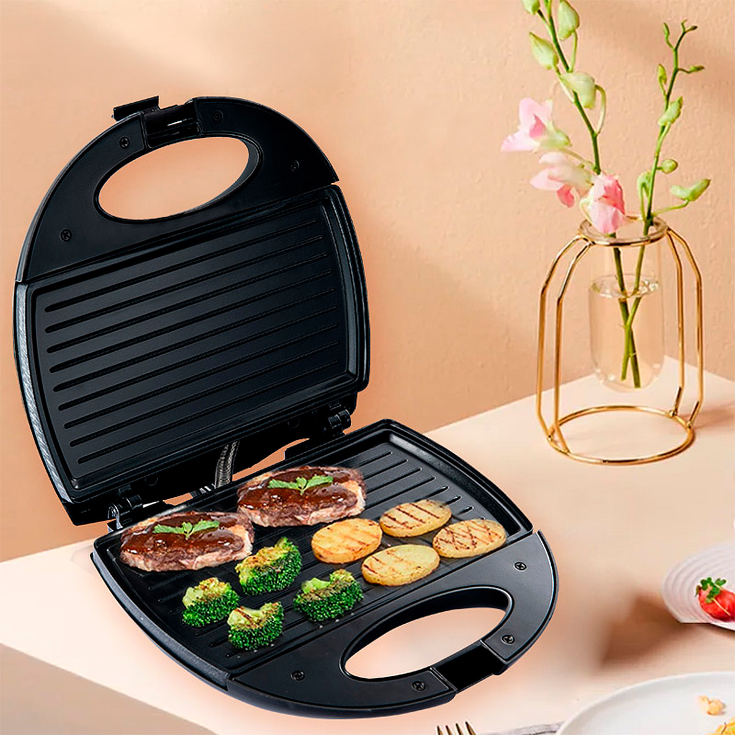 Sandwichera antiadherente con 750W de potencia y luz indicadora.