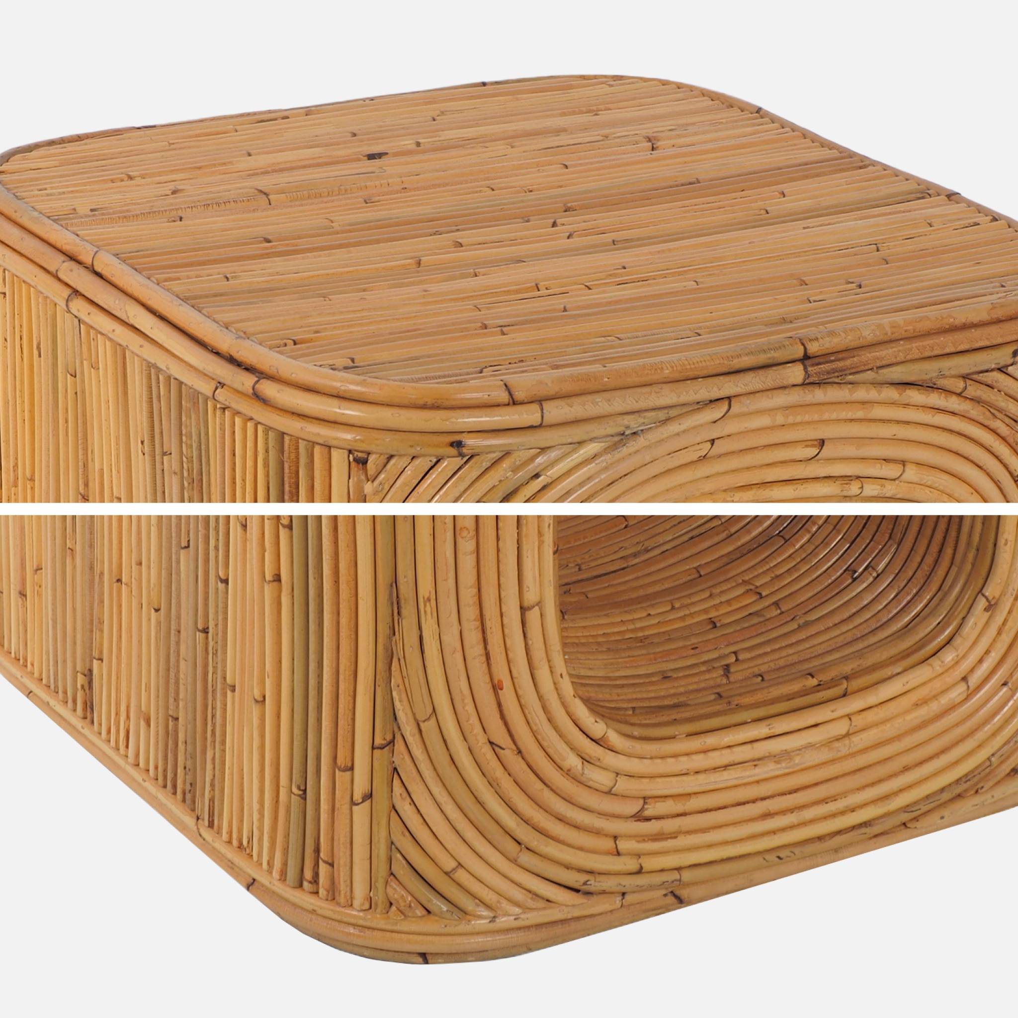 Bout de canapé. table d'appoint. table de chevet avec niche. en rotin naturel. cubique et coins arrondis. L 45 x P 45 x H 50cm