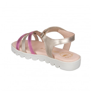 Sandalia toda en piel con suela hiper flexible.