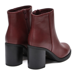 Stivaletto in simil pelle con tacco