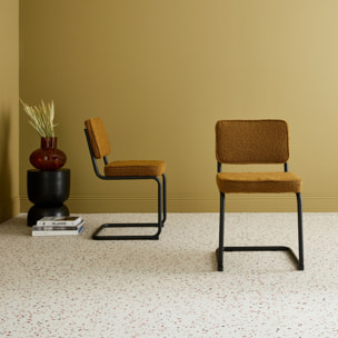 Lot de 2 chaises cantilever bouclette texturée ocre. Maja. L46 x P54.5x H84.5cm