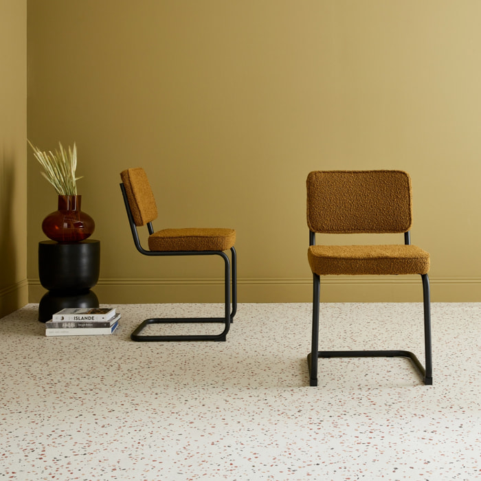 Lot de 2 chaises cantilever bouclette texturée ocre. Maja. L46 x P54.5x H84.5cm