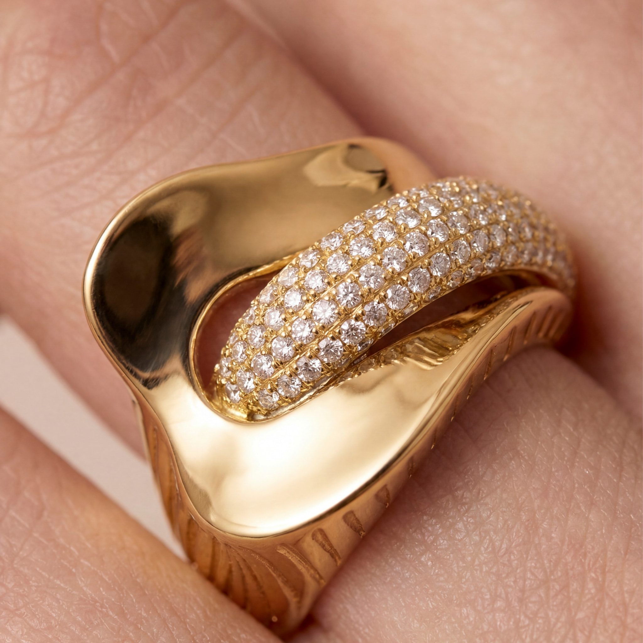 Anillo Lefri acabado oro amarillo 18k