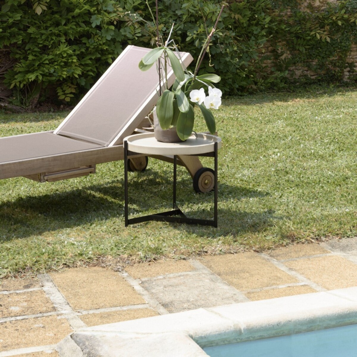 HECTOR - Table d'appoint 52x50cm plateau béton beige pieds métal noir